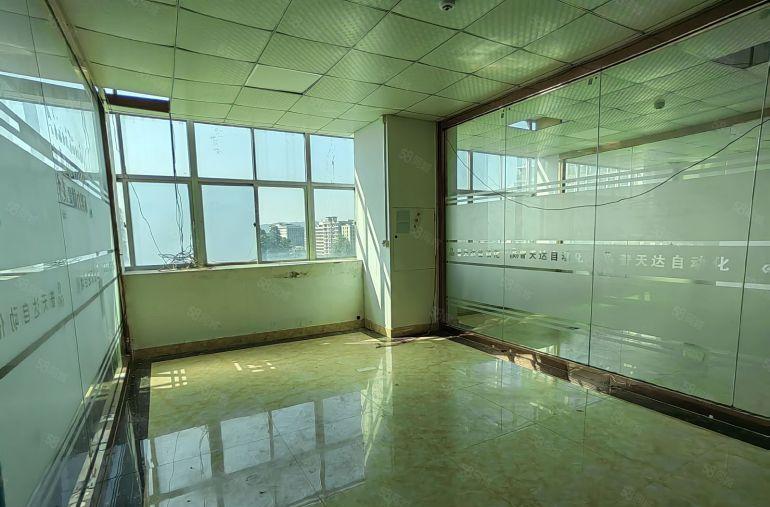 观澜村委厂房出租，整层2000平方豪华装修，可分租1000平