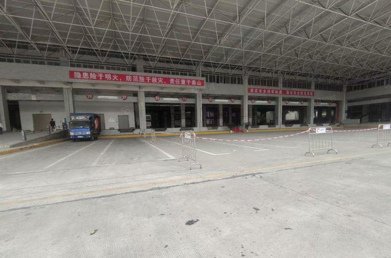 龙华北部附近大型厂房，一楼带上下货平台，楼上有精装修，毛坯