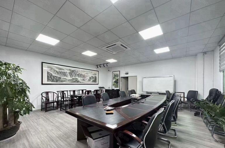 实际面积1300平，精装厂房平出租，龙华地铁口附近，空地大