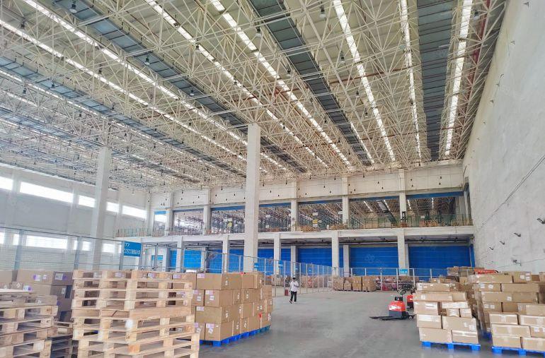 深圳市龙华区12000平米12米高，一排卸货平台钢构厂房出租