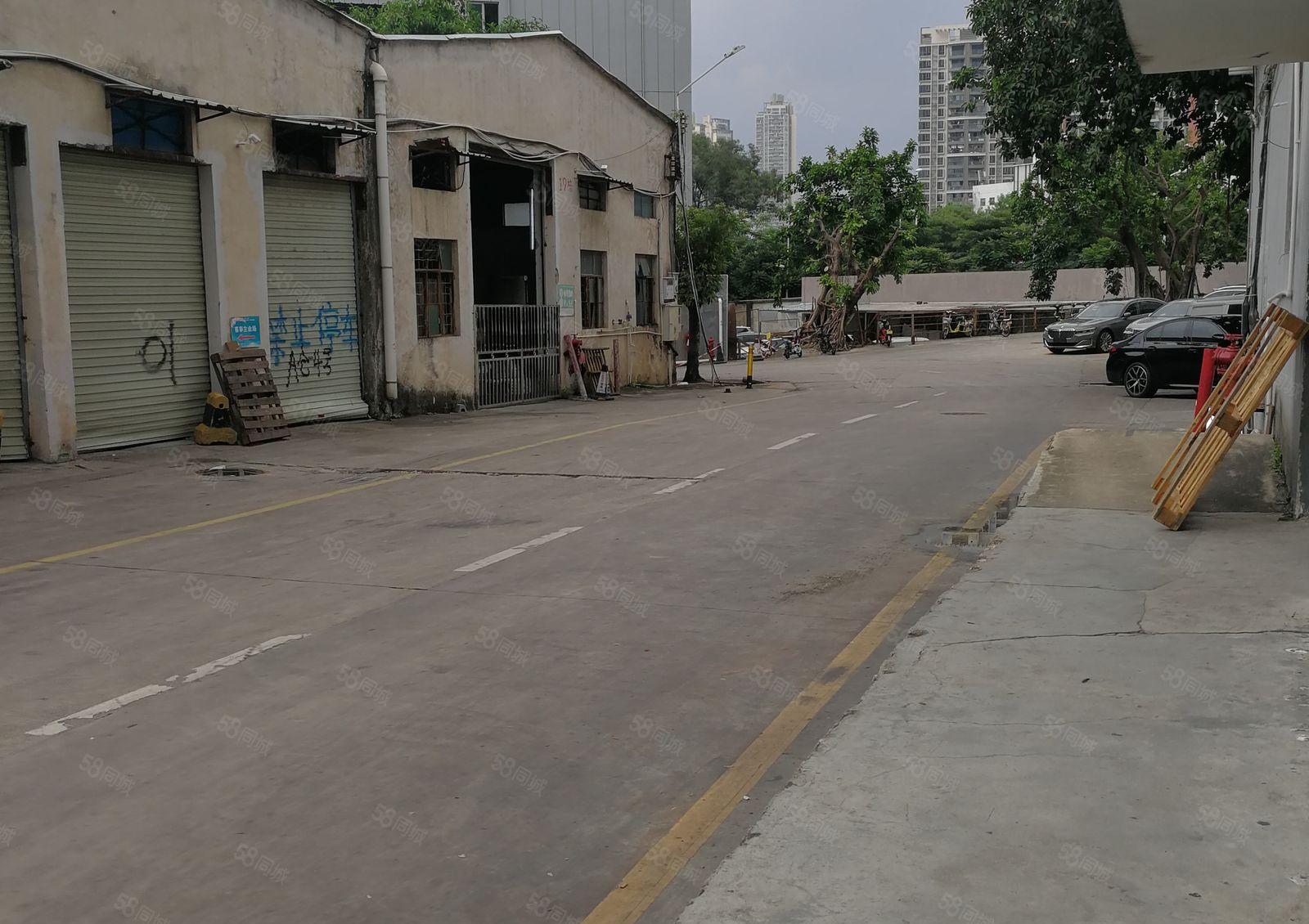 龙华厂房，交通便利，安全可靠，近龙胜地铁站，靠近福龙路辅路旁