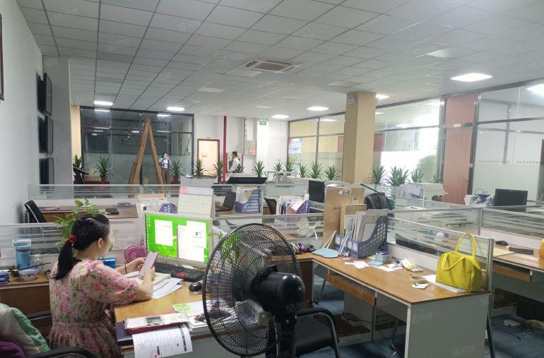 龙华大浪商业中心附近楼上1050平精装修厂房，可分租200平