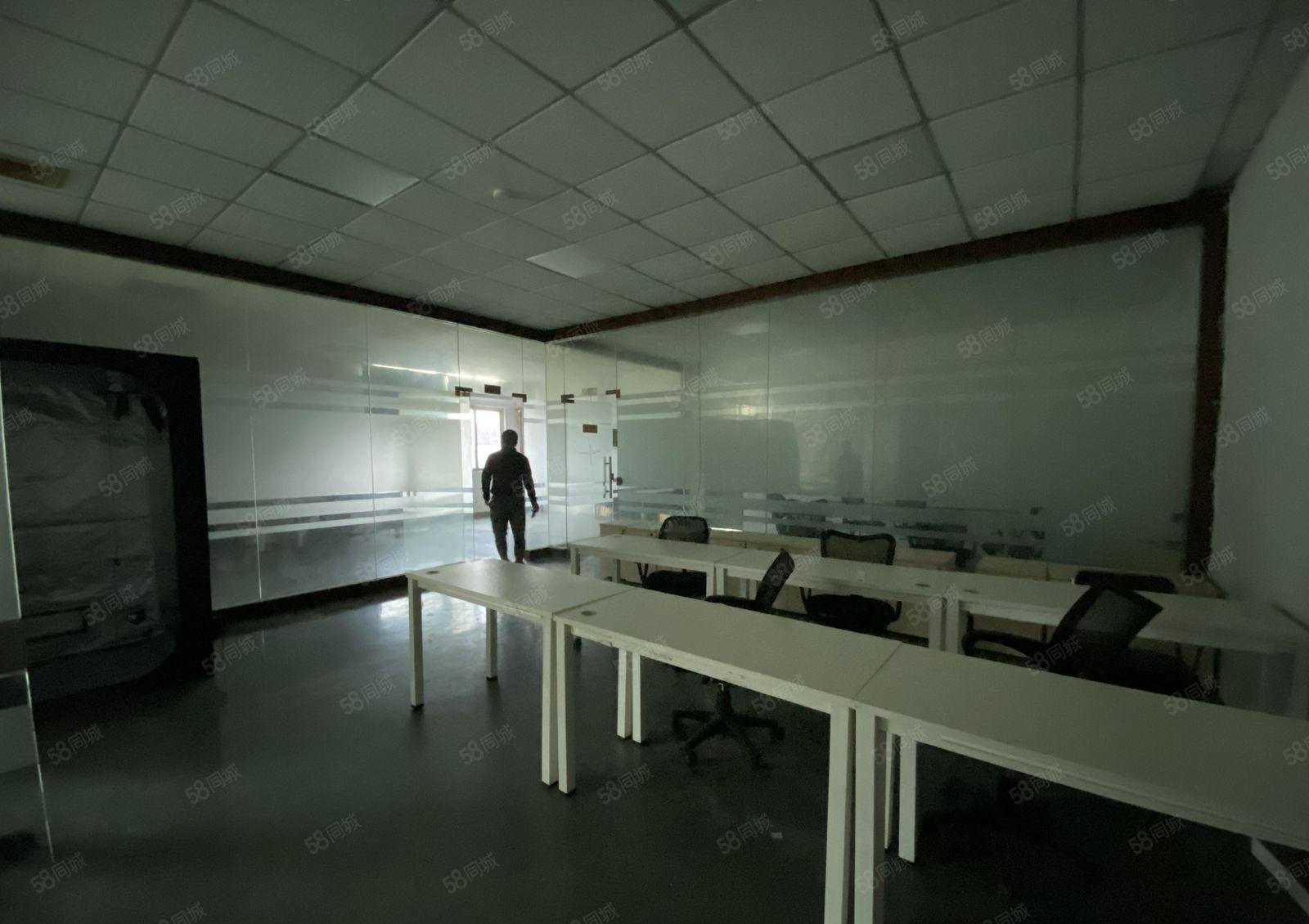 观澜章阁大富工业区新出楼上750平带办公室装修标准厂房出租。