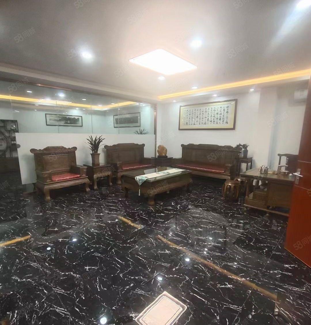 布龙路旁新出一楼1100平方现成车行招租