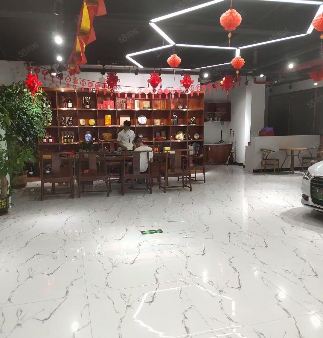 布龙路旁新出一楼1100平方现成车行招租