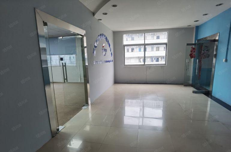 观澜福民精装修厂房出租1100平方，水电齐全无转让费可分租。