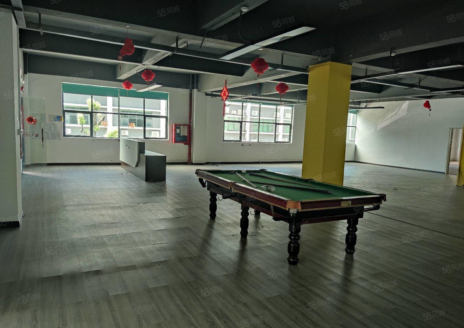 龙华双地铁站，整层1400平，现成装修，仓库加办公，停车方便