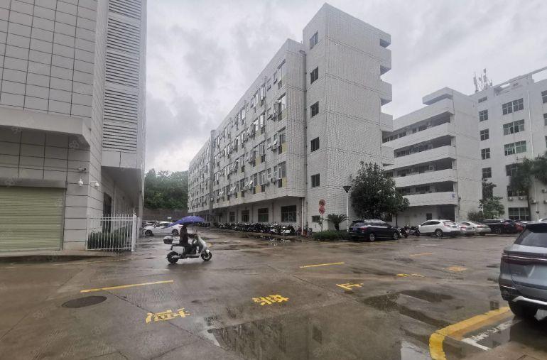 龙华观澜高速口原房东工业区2000平独院带红本厂房出租带装修