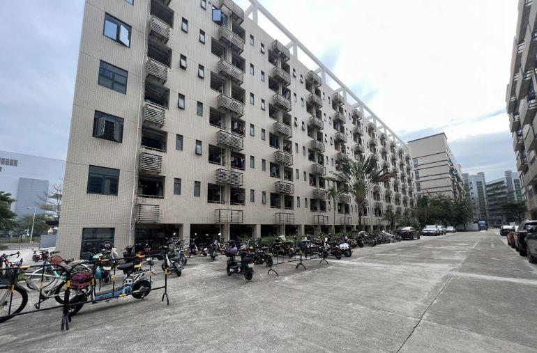 龙华工业园二楼厂房2280平方仓库出租带地坪漆好招工空地很大