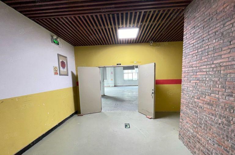 坂田科技城学校旁，楼上厂房，仓库出租