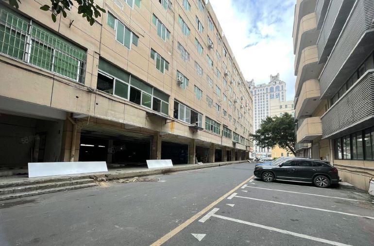 龙岗中心城，1 楼整层，2800 平，前后可进大货车。