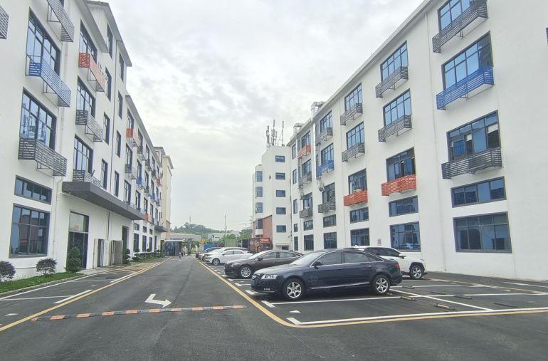 200平起租，坂田杨美地铁口精装修花园办公室2000平出租