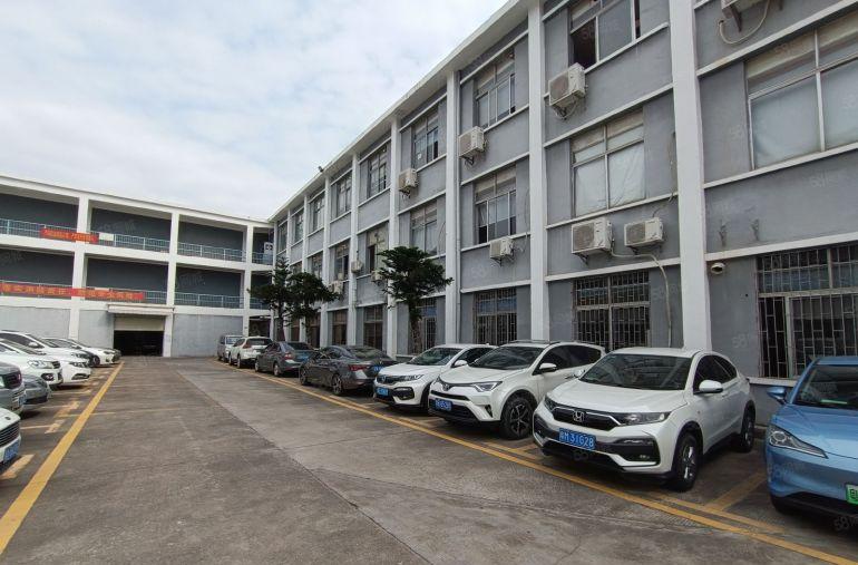 龙岗爱联地铁口附近500平楼上带精装修厂房仓库出租现成办公室