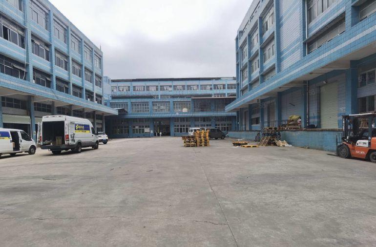 横岗六约一楼厂房出租，园区空地大，进出车方便，价格美丽