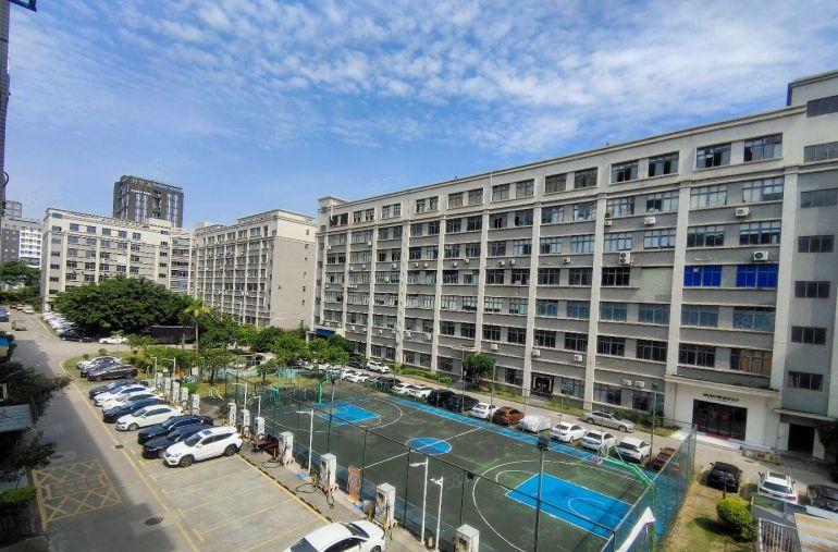 （出租）布吉主干道2000平楼上厂房，带现成装修跟生产车间。