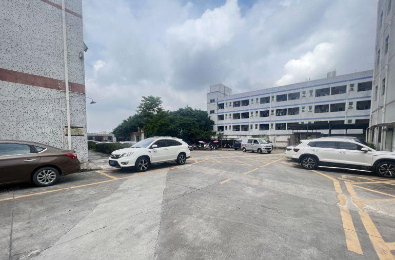 龙岗区龙西新出二楼300平标准厂房低价出租带装修吊机口