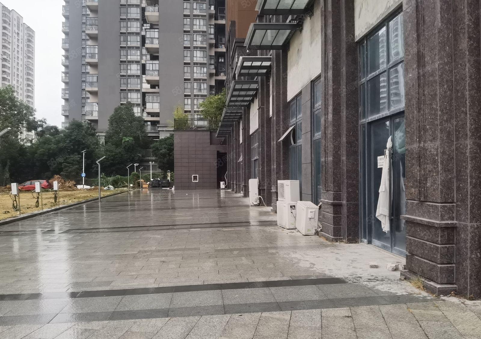 龙岗地铁口物业 商业整层直租 行业不限 适合汽车行业 展示好