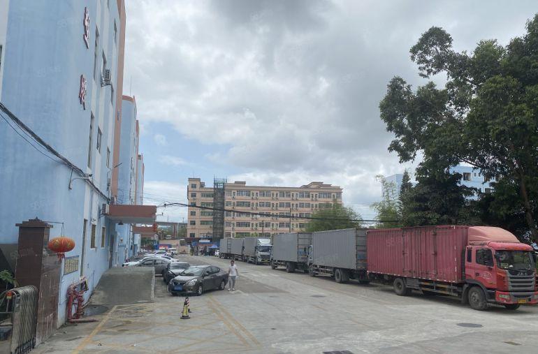 龙岗深汕路地铁口大型工业园楼上1600平方精装修厂房低价出租