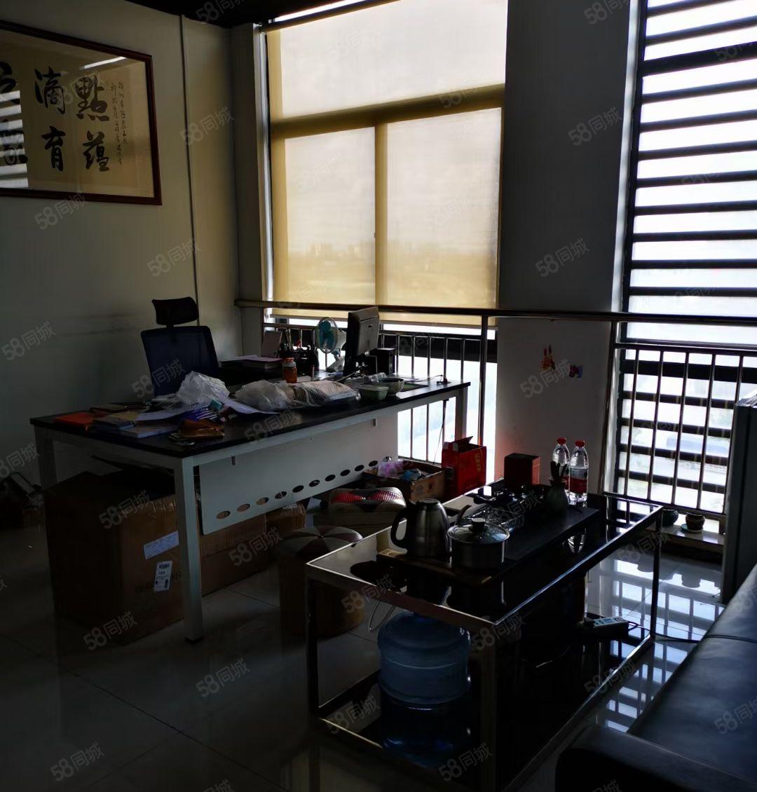 平湖华南城高大上红本厂房出租650平方楼上带精装修适合电商