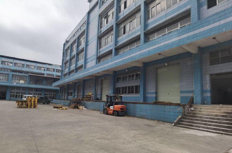 横岗六约一楼厂房出租，园区空地大，进出车方便，价格美丽