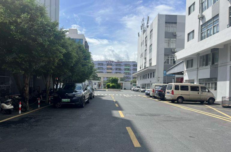 横岗六约红棉路边厂房出租1000平，层高6米，带卸货平台。