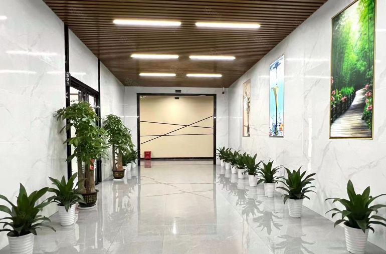 横岗永湖地铁站附近新出楼上150平带精装修红本厂房出租