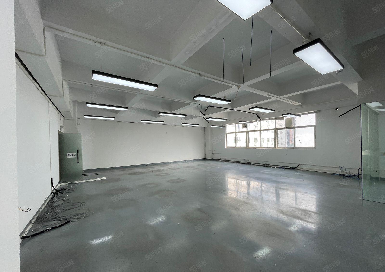 坂田近地铁站电商园内办公室出租，可以放货，适合电商办公加仓库