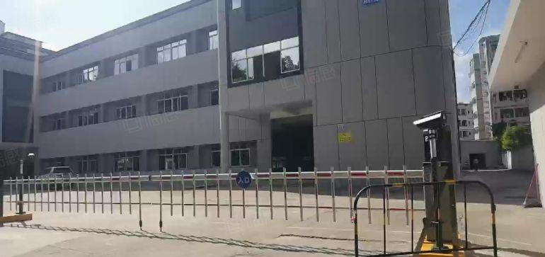 平湖辅城坳工业区独院厂房出租8200平方可分租全新装修。