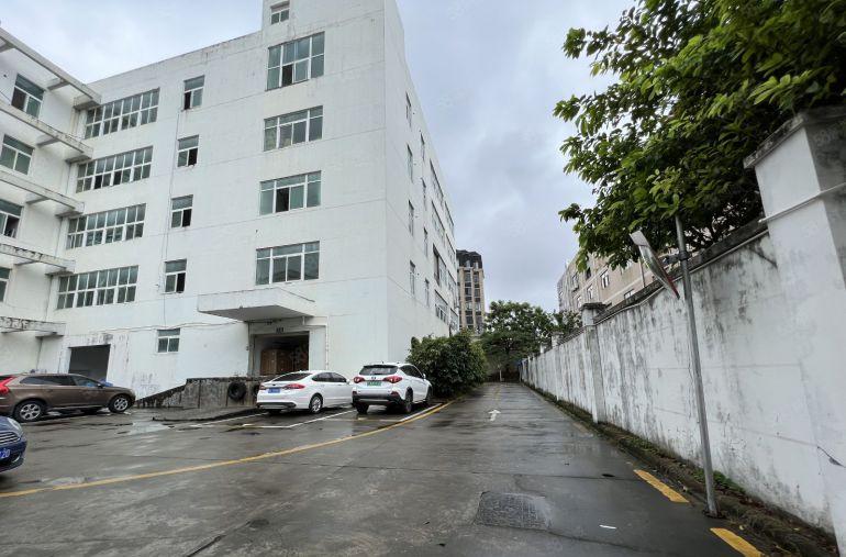 平湖华南城二楼厂房1300平方仓库出租带卸货平台精装修空地大