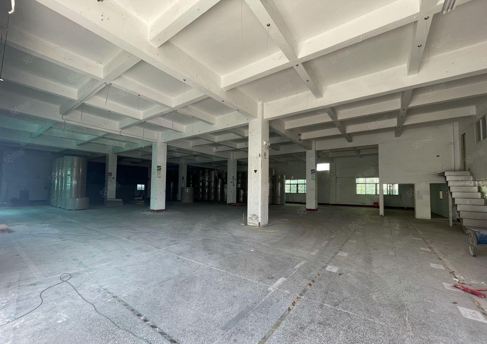 坂田雪象地铁口一楼1500平，层高5.8米，7成使用率