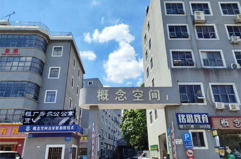 龙岗一楼厂房丨独门独院厂房丨648平方丨层高5.5米丨空地大