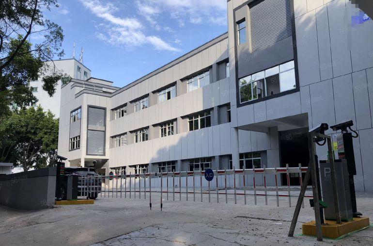 平湖辅城坳工业区独院厂房出租8200平方可分租全新装修。