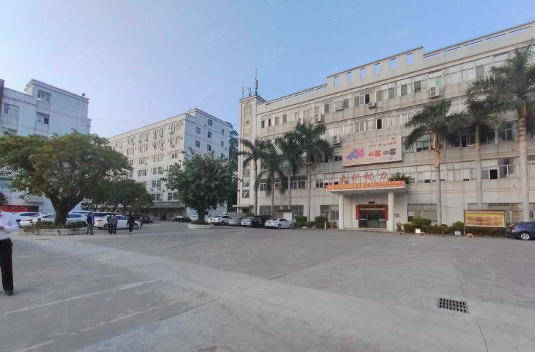 坳背地铁口1000平地坪漆仓库厂房低价出租园区300平起分租