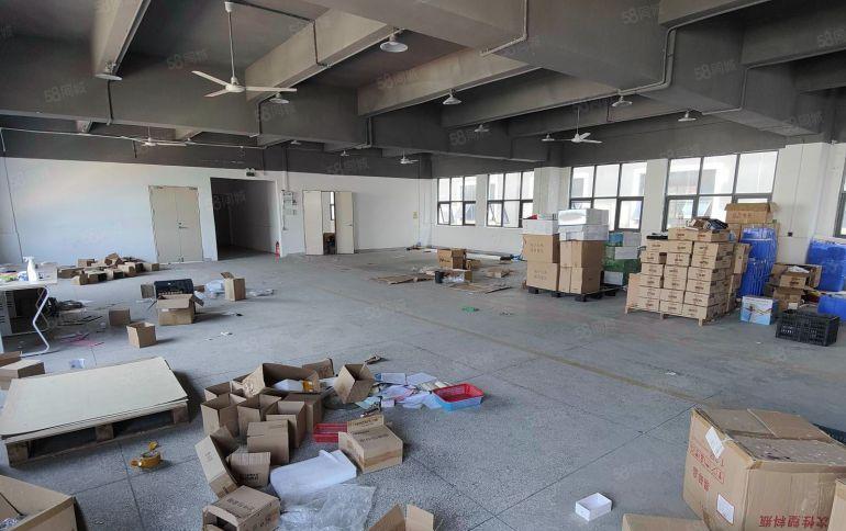 200平起租平湖华南城地铁口一二楼各一千平带装修厂房仓库出租