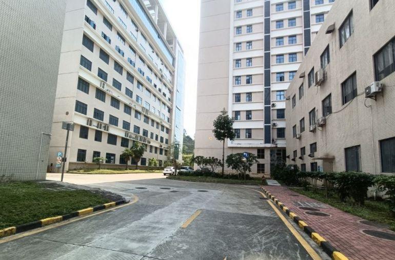 深圳龙岗平湖原房东工业园二楼1500平厂房精装修低价出租