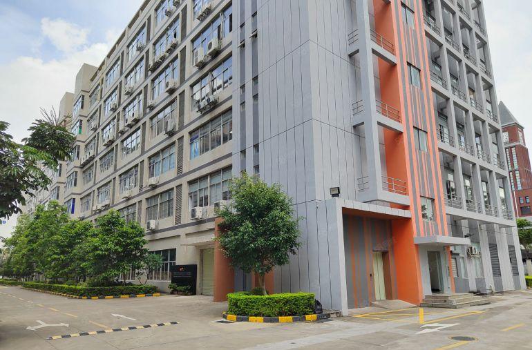 坂田地铁口园区楼上1000平仓库厂房低价出租，500平起分租