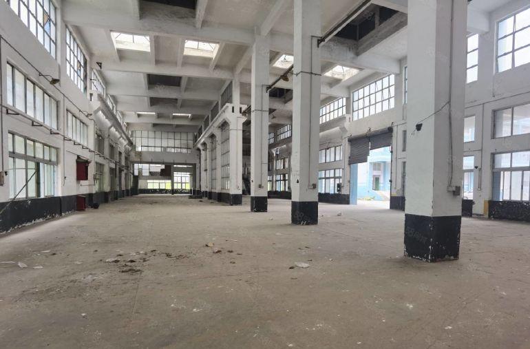 横岗六约一楼厂房出租，园区空地大，进出车方便，价格美丽