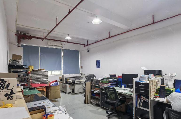 龙岗红本双地铁口产业园带装修办公厂房低价出租2000平可分租