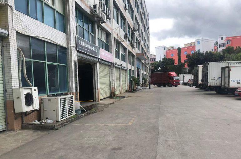 平湖华南城附近一楼550平方地铁口