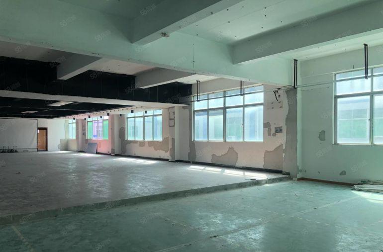 低价出租龙岗坂田楼上厂房550平，带装修