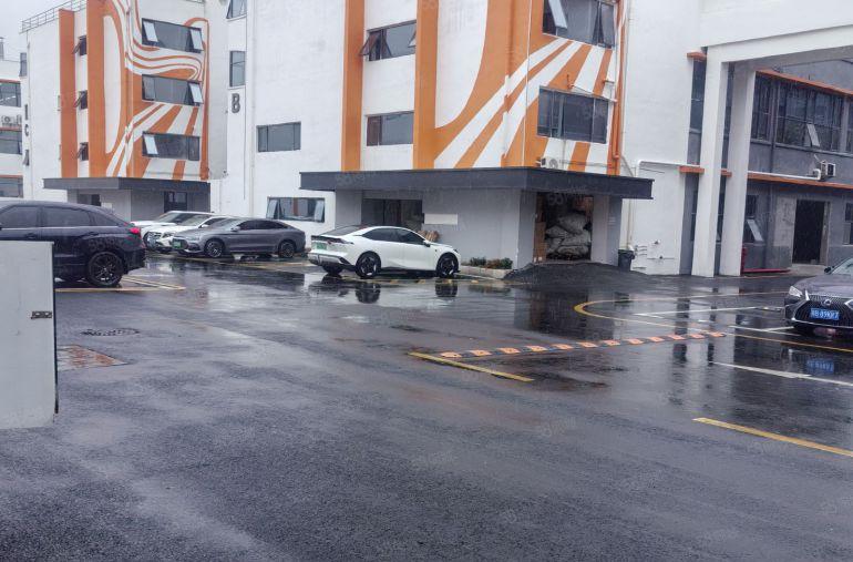 平湖已电改地铁口一楼1300平米厂房仓库出租可分租全新地坪漆