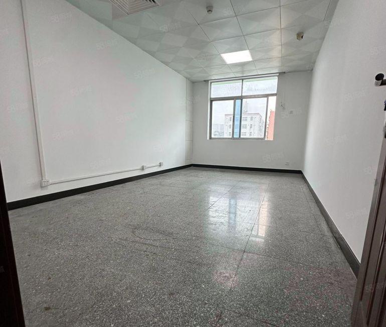 横岗六约塘坑地铁口附近新出楼上80平带精装修厂房出租