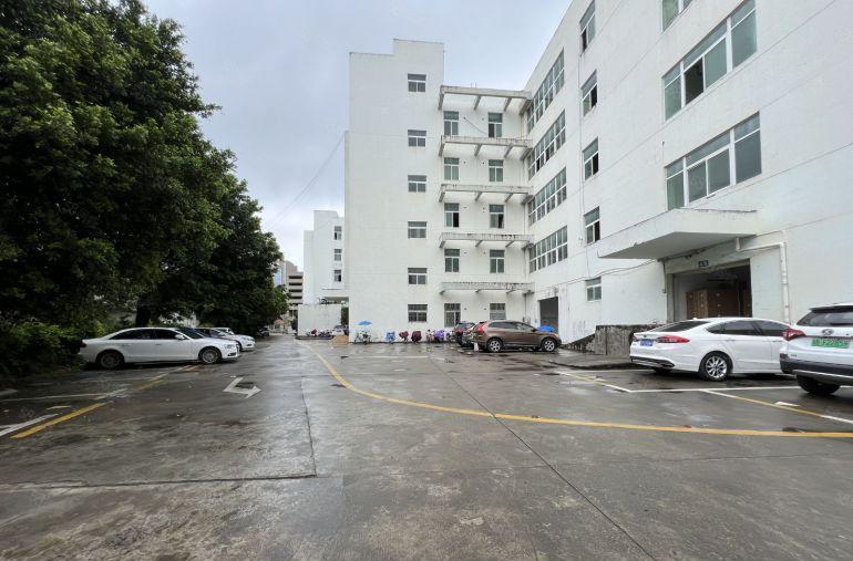 平湖华南城二楼厂房1300平方仓库出租带卸货平台精装修空地大