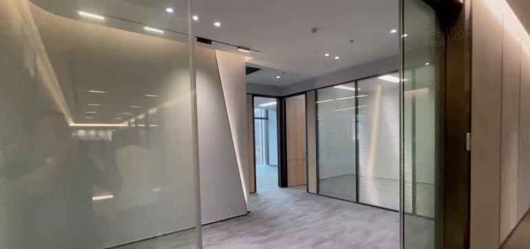 坂田地标甲级开发商直租340平办公室，精装朝南6加1格局！