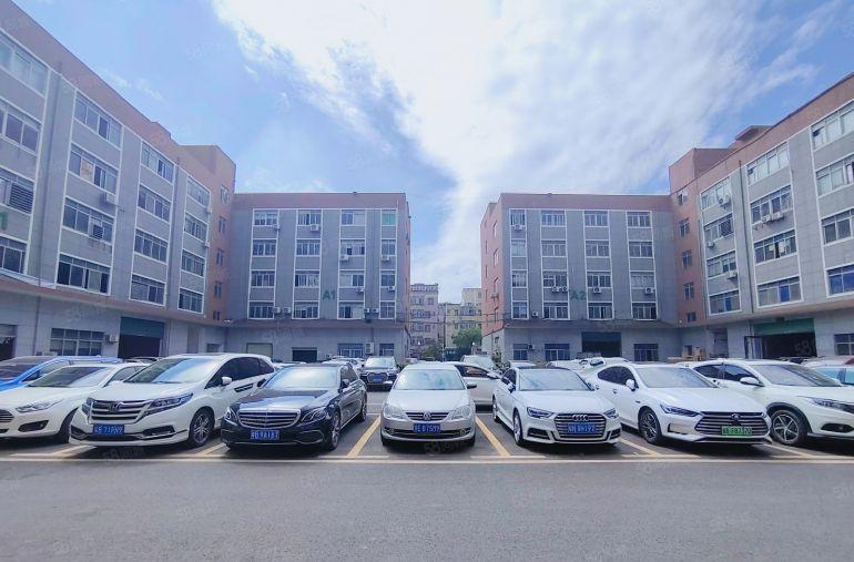 3百平起分租平湖工业园新出楼上1600平厂房仓库出租车位充足