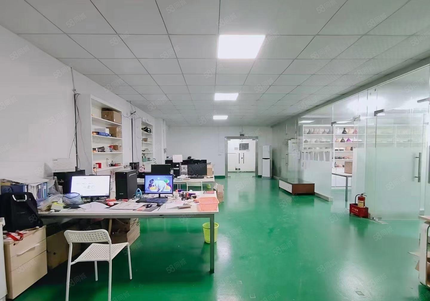 龙岗中心城爱联地铁口附近独门独院厂房4400平方，可分租