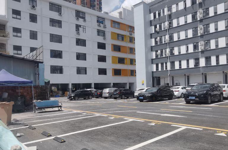 坂田，1500平，可分租，吉华街道，村委，主干道旁，厂房出租