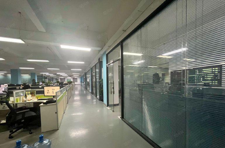龙岗南联地铁口附近精装厂房出租整层1500平方，大小分租