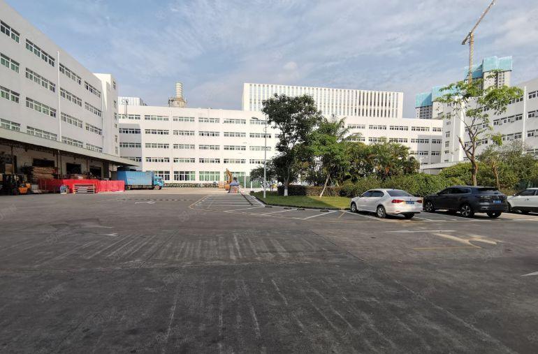 宝龙科技城，一房东红本厂房仓库出租，带卸货平台，空地超大