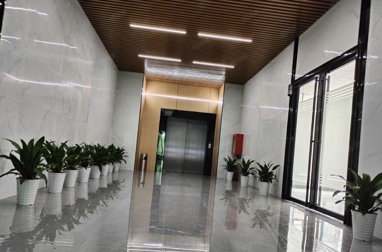 150平横岗永湖地铁口旁精装办公室 有大通间也有11格局